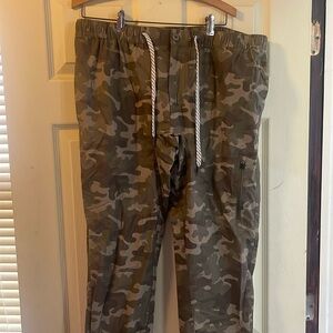 Men’s camo jogger / cargo pants - Size Large (36-38)